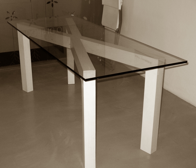 Tavolo in vetro con struttura lignea laccata